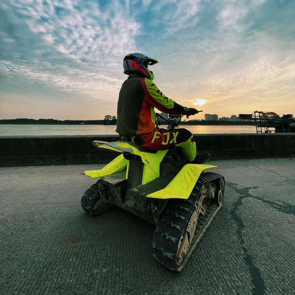 Electric snowmobile with seat